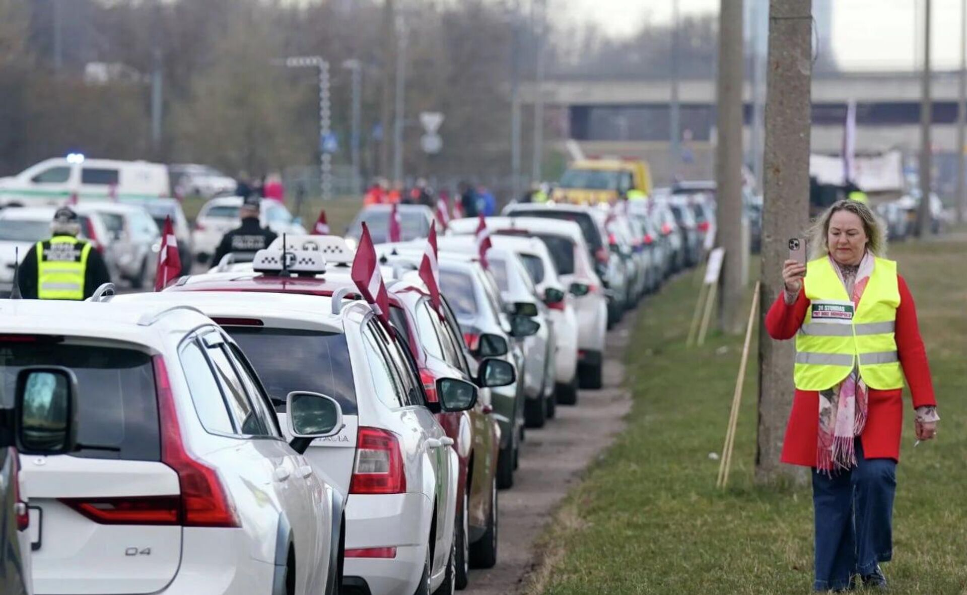 В Риге проходит акция протеста таксистов - Sputnik Латвия, 1920, 13.04.2026