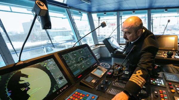 Капитан в рубке российского ледокола - Sputnik Латвия