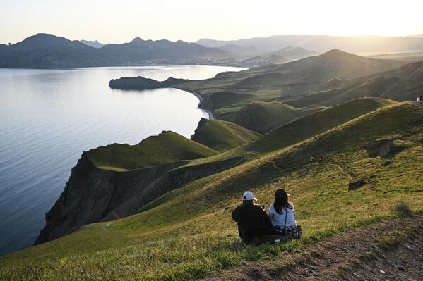 Отдыхающие на горе Джан-Кутаран в ландшафтно-рекреационном парке между поселками Орджоникидзе и Коктебель - Sputnik Латвия