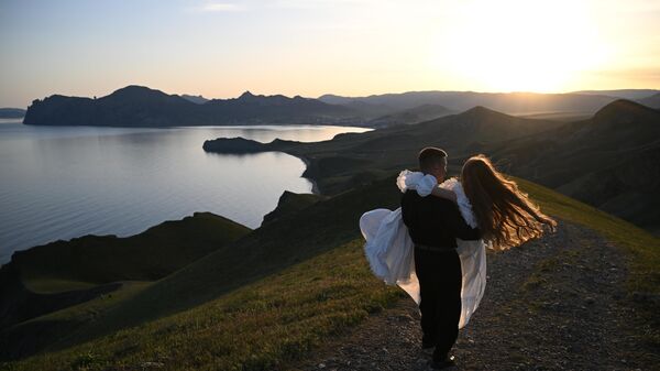 Молодожены на горе Джан-Кутаран - Sputnik Латвия