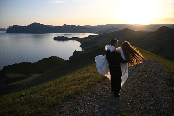 Молодожены на горе Джан-Кутаран в ландшафтно-рекреационном парке между поселками Орджоникидзе и Коктебель - Sputnik Латвия