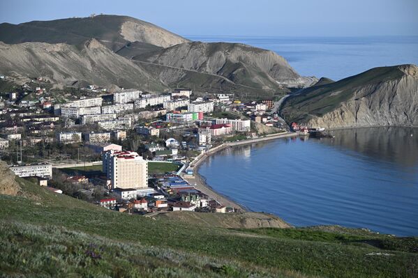 Вид на поселок Орджоникидзе с горы Джан-Кутаран  - Sputnik Латвия