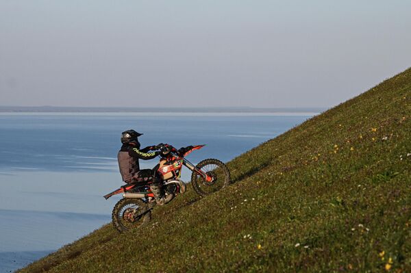 Мотокроссмен на горе Джан-Кутаран в ландшафтно-рекреационном парке между поселками Орджоникидзе и Коктебель - Sputnik Латвия