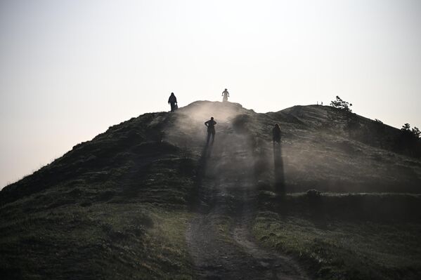 Любители на мотобайках съезжают с горы Джан-Кутаран в ландшафтно-рекреационном парке между поселками Орджоникидзе и Коктебель - Sputnik Латвия