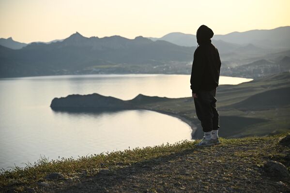 Девушка на горе Джан-Кутаран в ландшафтно-рекреационном парке между поселками Орджоникидзе и Коктебель - Sputnik Латвия