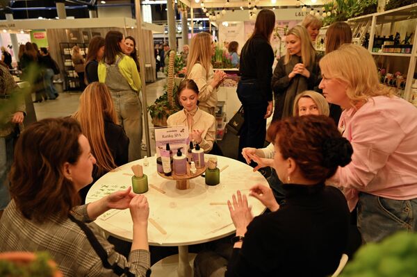 Разумеется, особые зоны были уделены моде, стилю, парфюмерии и косметике, бижутерии и ювелирным товарам.  - Sputnik Латвия