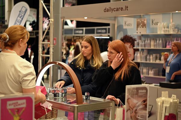 Идея выставки в этом году - поощрить дам не просто следовать стандартам, придуманным другими, а найти баланс между внешним видом, самоощущением и здоровьем. - Sputnik Латвия