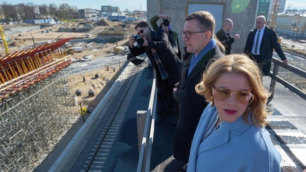Премьер-министр Латвии Эвика Силиня и премьер-министр Эстонии Кристен Михал осматривают строительство терминала Rail Baltica в Юлемисте - Sputnik Латвия