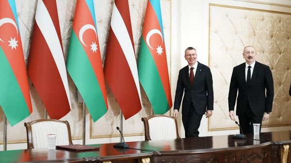 Президент Латвии Эдгарс Ринкевичс и президент Азербайджана Ильхам Алиев на встрече в Баку - Sputnik Латвия