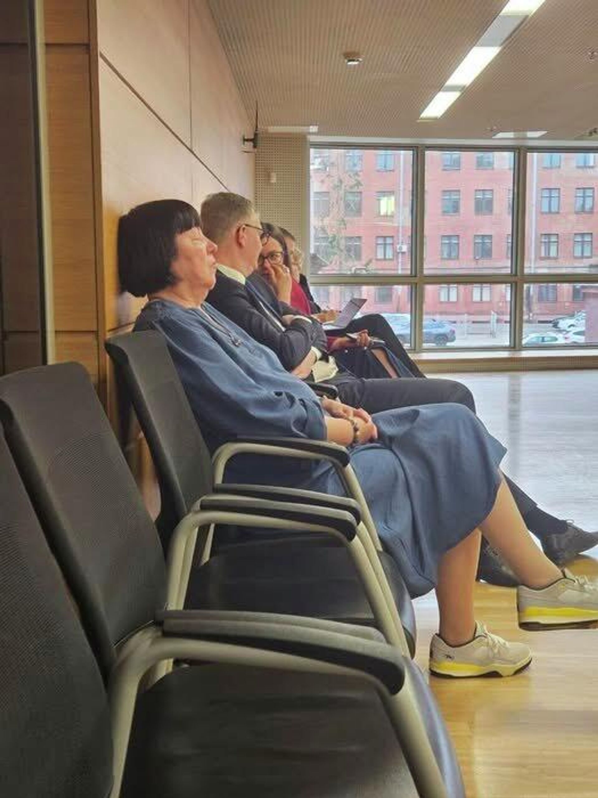 Депутат Лиана Ланга спит на заседании Рижской думы - Sputnik Латвия, 1920, 23.04.2026