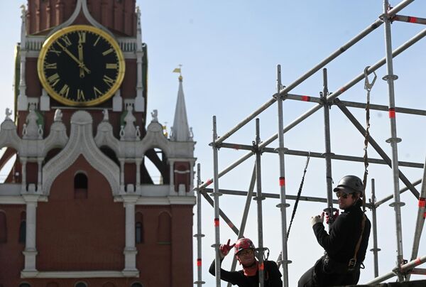 Рабочие начали монтаж трибун со стороны Мавзолея - Sputnik Латвия