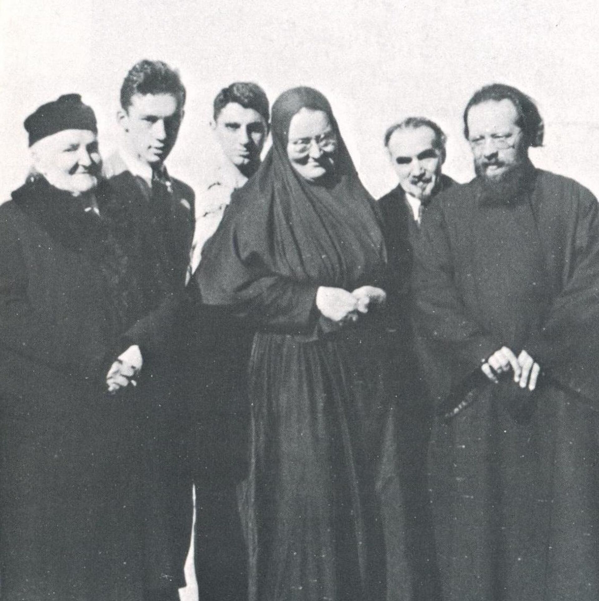 Слева направо:  С.Б. Пиленко, Ю.Д. Скобцов, А. Бабаджан, мать Мария, Г.П. Федотов, о. Димитрий Клепинин, осень 1939 года - Sputnik Латвия, 1920, 24.04.2026