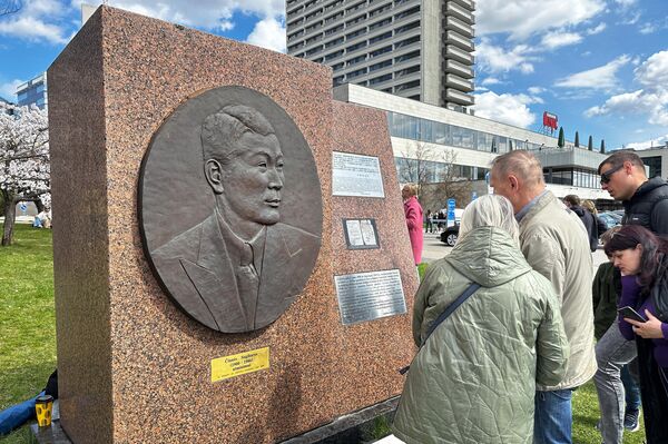 Сугихара, в чью честь назван парк, служил в должности вице-консула Японской империи в Каунасе. За вклад в спасение евреев от нацистов он был отмечен наградой "Праведник народов мира".На фото: памятник японскому дипломату Тиунэ Сугихаре. - Sputnik Латвия