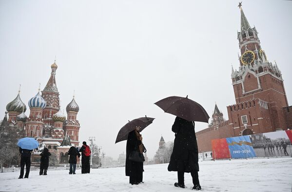 Снег пришел в столицу благодаря циклону "Илви" с Балтики - Sputnik Латвия