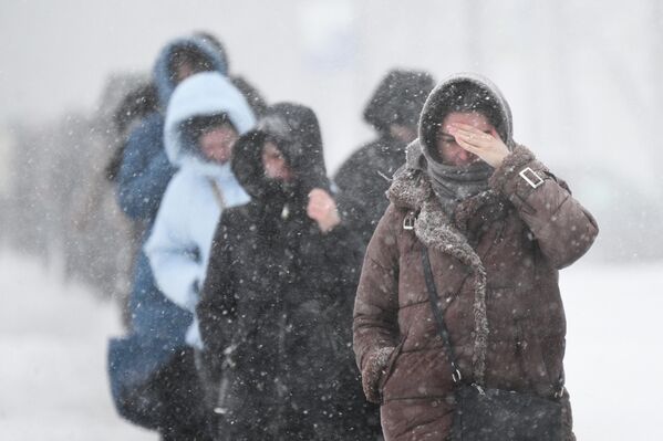 По прогнозу синоптиков, снегопад ослабнет к вечеру 27 апреля, но сохранится 28 апреля  - Sputnik Латвия