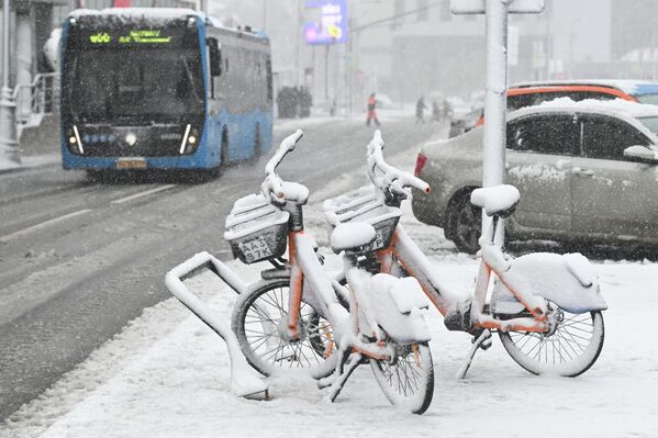 Из-за непогоды в городе приостановили аренду электросамокатов, велосипедов и автомобилей каршеринга с летней резиной - Sputnik Латвия
