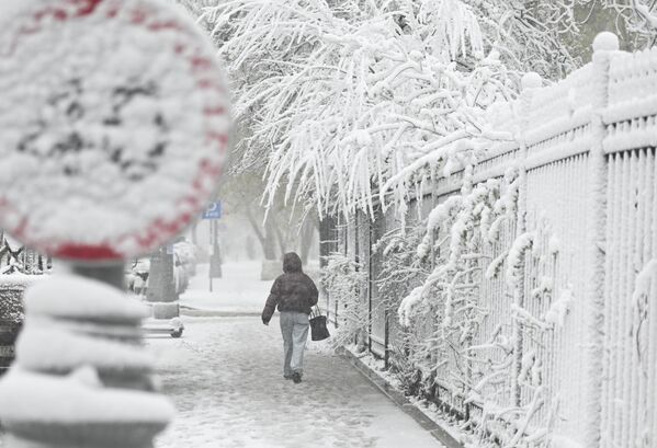 Власти рекомендовали москвичам по возможности оставаться дома - Sputnik Латвия