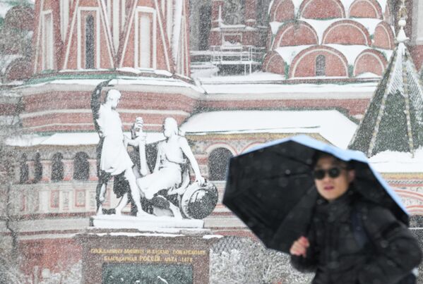 В течение дня ожидается усиление метели, гололедица, возможна сухая гроза - Sputnik Латвия