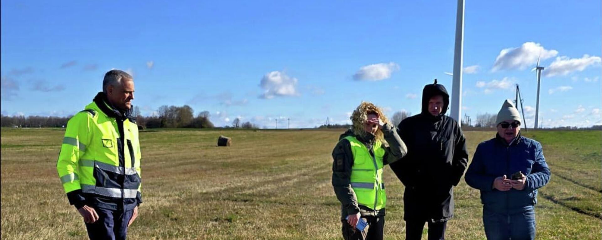 Министр климата Каспарс Мелнис осматривает место падения ветряка - Sputnik Латвия, 1920, 28.04.2026