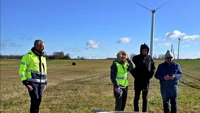 Министр климата Каспарс Мелнис осматривает место падения ветряка