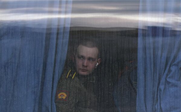 Военнослужащий сидит в автобусе перед репетицией - Sputnik Латвия