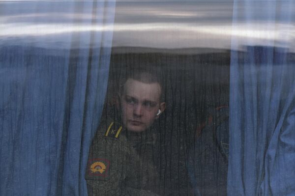 Военнослужащий сидит в автобусе перед репетицией - Sputnik Латвия
