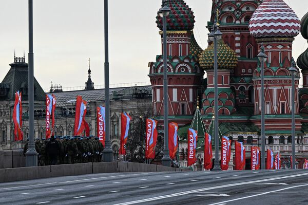 Праздничные украшения в Москве во время подготовки к параду  - Sputnik Латвия