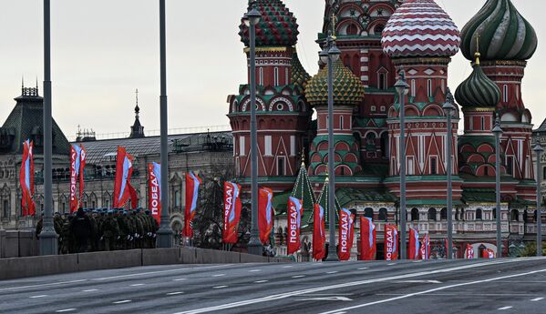 Праздничные украшения в Москве во время подготовки к параду  - Sputnik Латвия