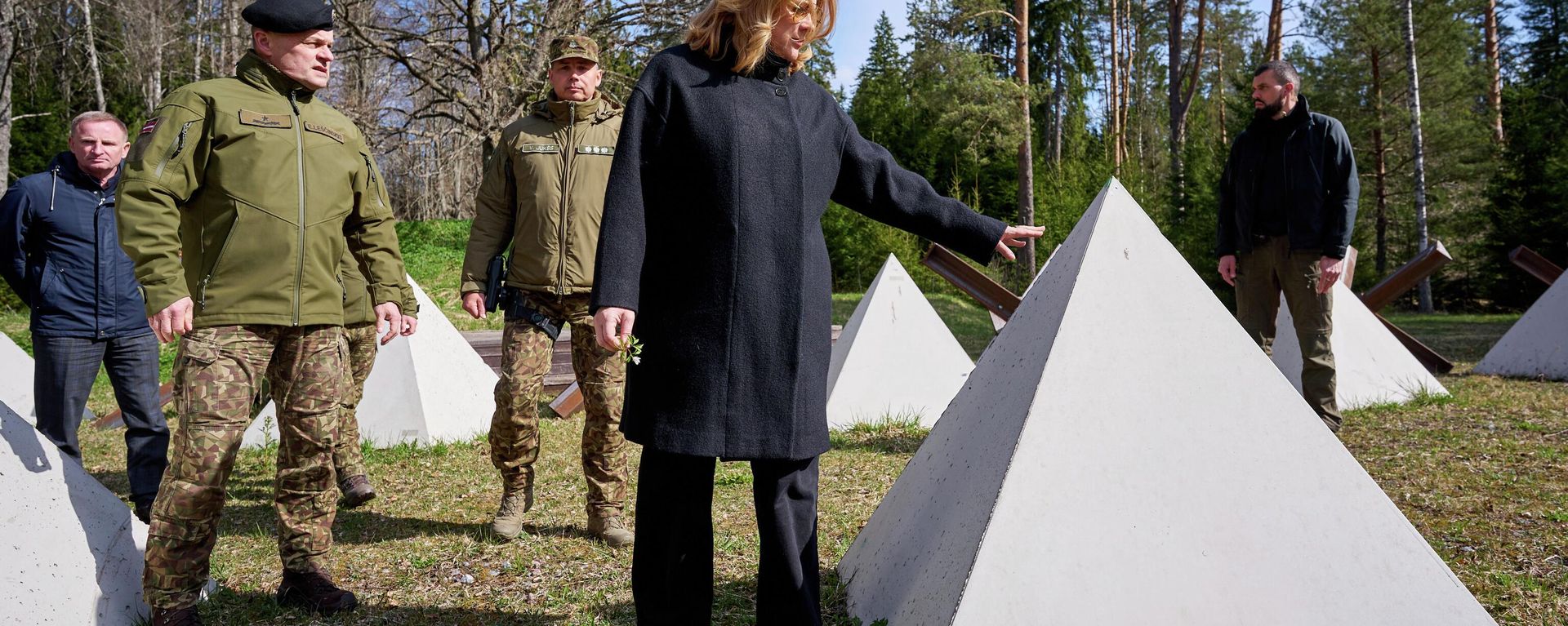 Премьер-министр Эвика Силиня посетила восточную границу Латвии  - Sputnik Латвия, 1920, 14.07.2026