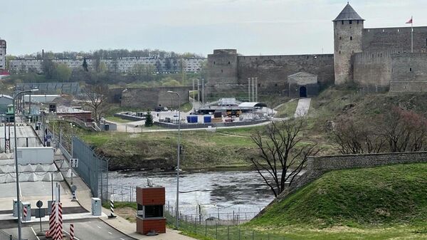 Подготовка к концерту в честь Дня Победы в российском Ивангороде - Sputnik Латвия