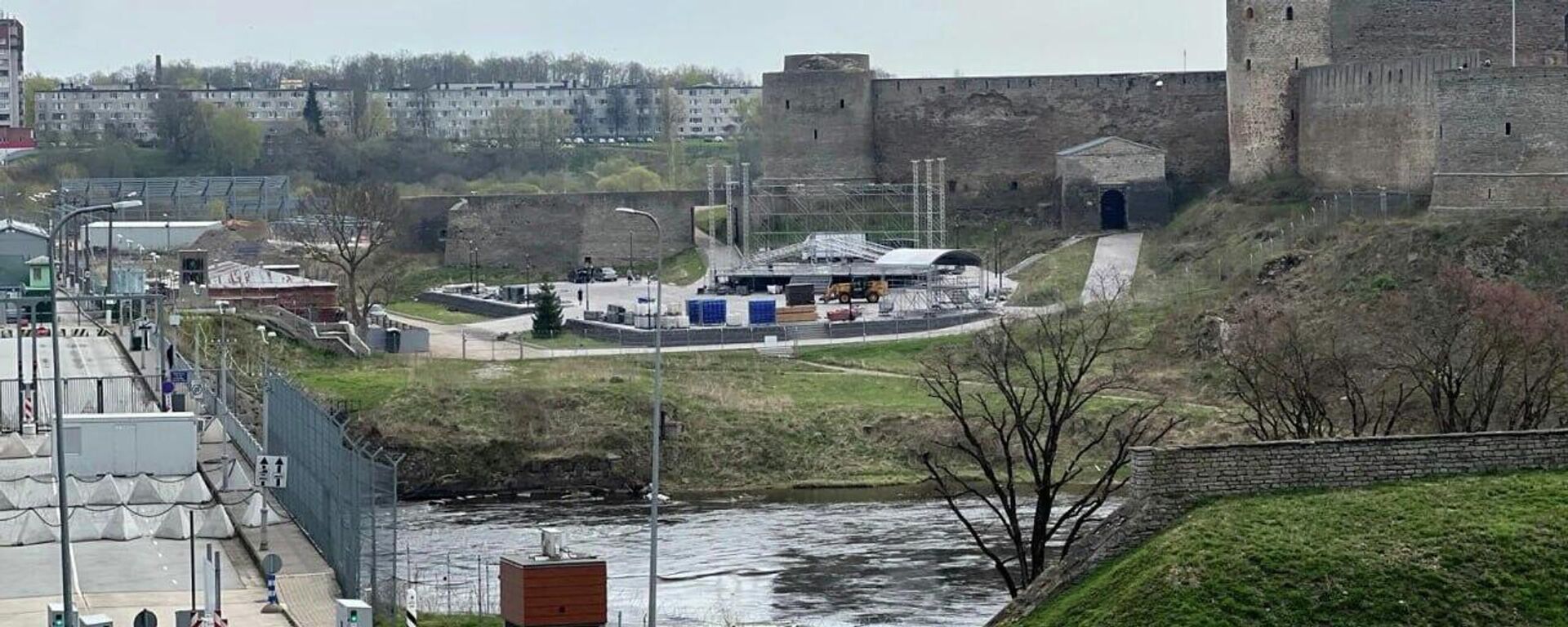 Подготовка к концерту в честь Дня Победы в российском Ивангороде - Sputnik Латвия, 1920, 04.05.2026