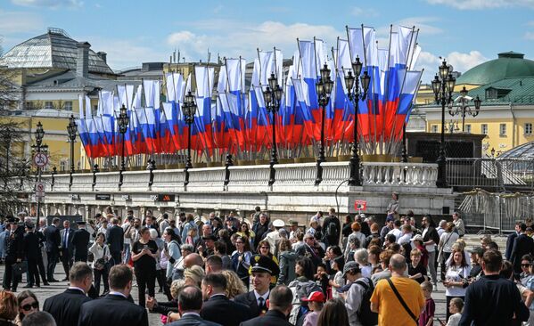 На Манежной площади появился целый ансамбль из российских флагов - Sputnik Латвия