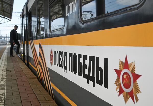 Центральная пригородная пассажирская компания (ЦППК) совместно с Музеем Победы представила на Киевском вокзале в Москве тематическую электричку, посвященную окончанию Великой Отечественной войны и подвигу народов СССР - Sputnik Латвия