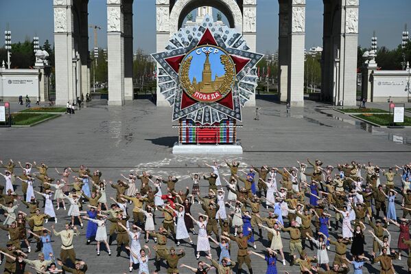 Участники акции "Вальс Победы" в Москве. Студенты колледжей в преддверии праздника в образах 1940-х годов станцевали вальс на ВДНХ - Sputnik Латвия