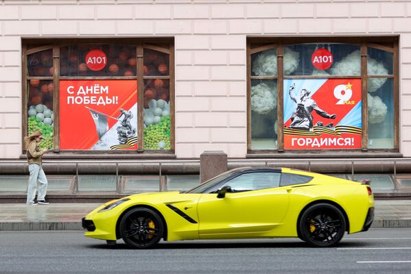 Оформление к празднованию Дня Победы на витрине одного из магазинов в центре Москвы - Sputnik Латвия