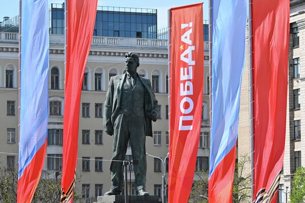 Праздничное оформление у памятника поэту Владимиру Маяковскому в Москве  - Sputnik Латвия