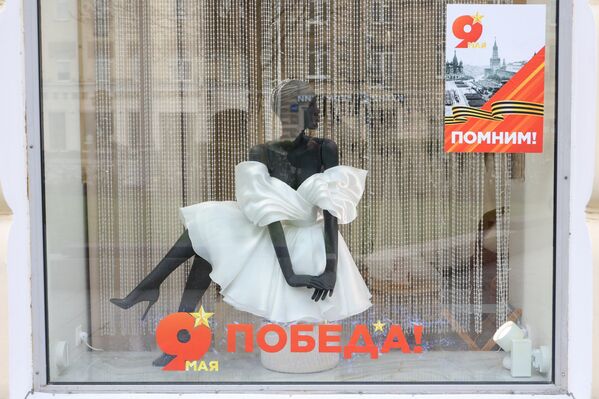 Оформление к празднованию Дня Победы на витрине одного из магазинов в центре Москвы - Sputnik Латвия