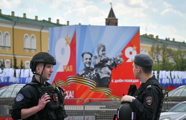 Военнослужащие следят за безопасностью в центре Москвы  - Sputnik Латвия