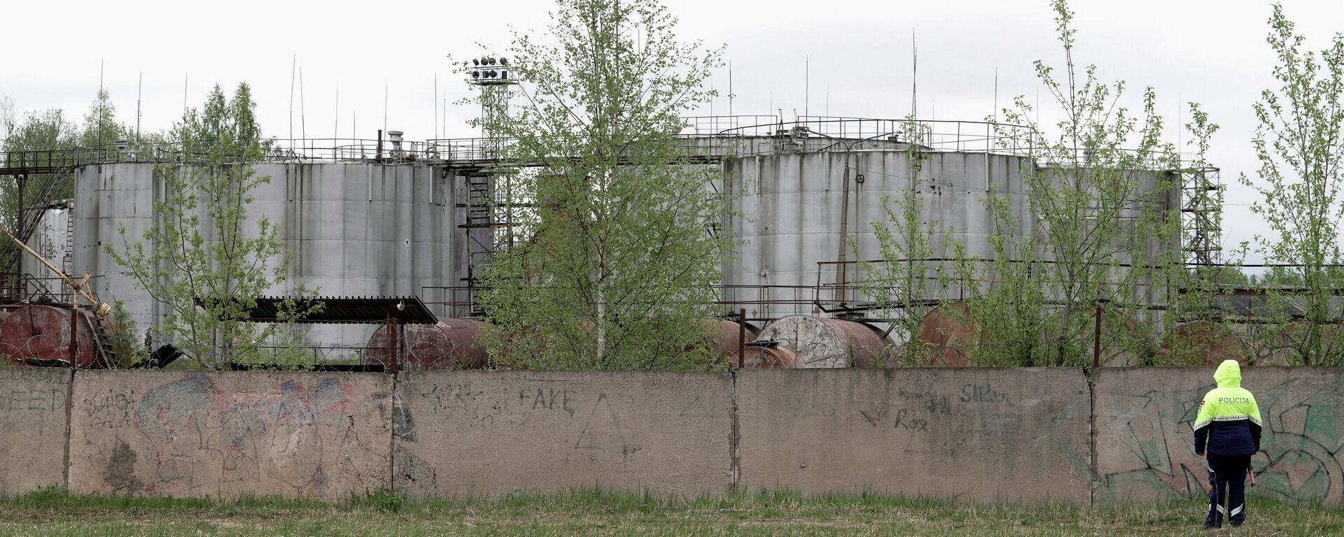 Последствия падения БПЛА на нефтехранилище в Резекне - Sputnik Латвия, 1920, 07.05.2026