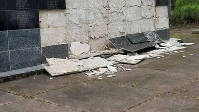 Вандализм на советском воинском мемориале в поселке Иецава