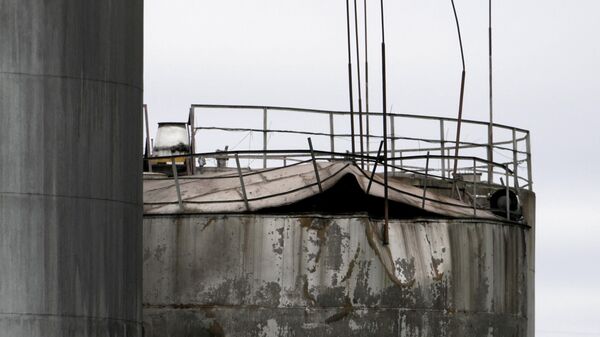 Последствия падения БПЛА на нефтехранилище в Резекне - Sputnik Латвия