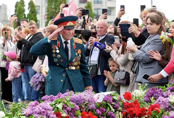 Ветеран Великой Отечественной войны Василий Литвин (100 лет) на церемонии возложения цветов к Вечному огню на мемориале воинской славы Вечность в Кишиневе - Sputnik Латвия