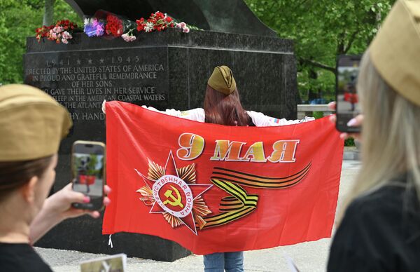 Участники мероприятия в честь Дня Победы у Мемориала Восточного побережья (мемориал посвящен морякам и морским летчикам США, погибшим во Второй мировой войне) в Бэттери-парке в Нью-Йорке - Sputnik Латвия