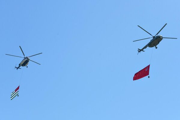 Вертолеты Ми-8 участвуют в военном параде, посвященном 81-й годовщине Победы в Великой Отечественной войне, в Сухуме - Sputnik Латвия