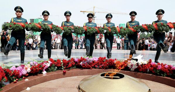 Церемония возложения цветов к Вечному огню на Площади Победы в Бишкеке на праздновании 81-й годовщины Победы в Великой Отечественной войне - Sputnik Латвия