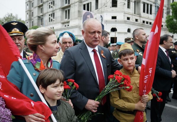 Экс-президент Молдавии, председатель партии социалистов Республики Молдова (ПСРМ) Игорь Додон принимает участие в акции Марш Победы, посвященной 81-й годовщине Победы в Великой Отечественной войне, в Кишиневе - Sputnik Латвия