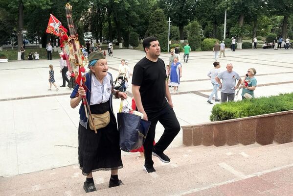 Участники акции Бессмертный полк, посвященной 81-й годовщине Победы в Великой Отечественной войне, на территории мемориального комплекса Братские могилы в Ташкенте - Sputnik Латвия