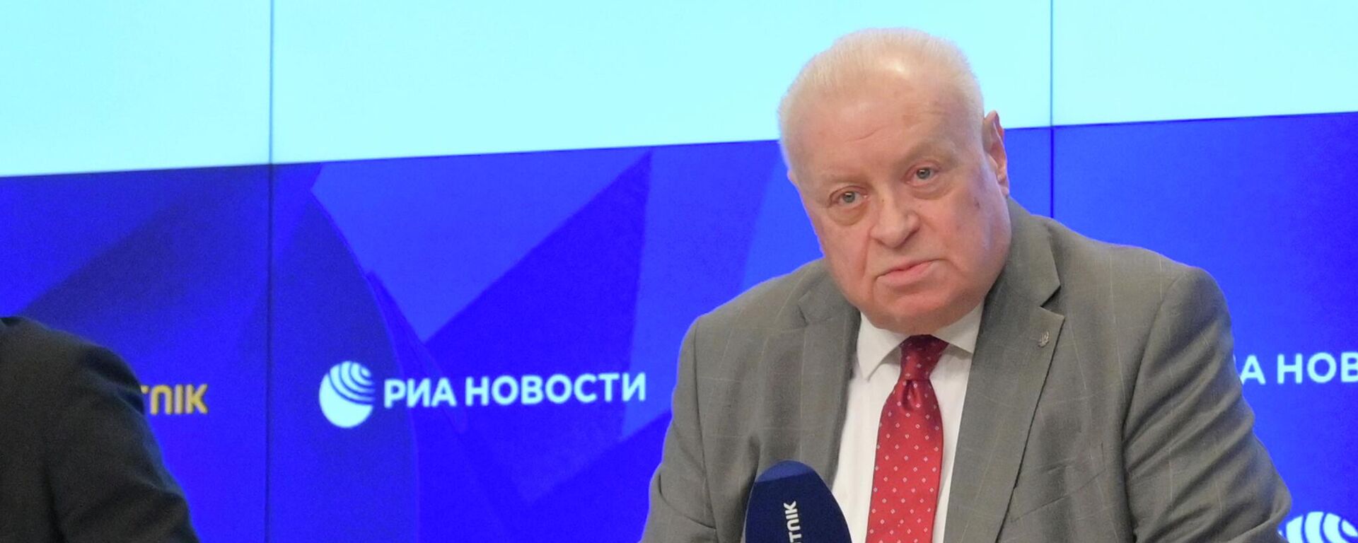 Исполнительный директор Фонда поддержки и защиты прав соотечественников, проживающих за рубежом, Александр Удальцов на пресс-показе документального фильма Помощь без границ - Sputnik Латвия, 1920, 13.05.2026