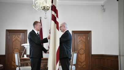 Президент Латвии Эдгарс Ринкевичс (слева) и Эгилс Левитс