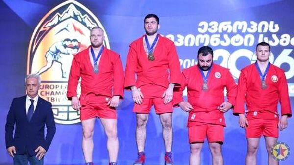 Награждение победителя и призеров чемпионата Европы по самбо в весовой категории свыше 98 кг  - Sputnik Латвия